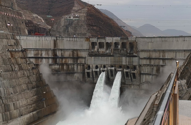 世界在建规模最大的水电工程白鹤滩水电站大坝全线浇筑到顶